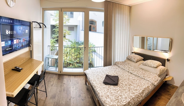 Apartamento superior, no pátio | Escrivaninha, espaço de trabalho para notebook, cortinas blackout