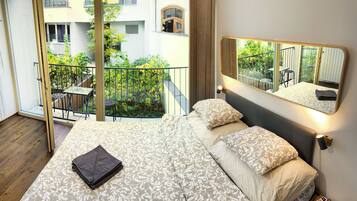 Bureau, espace de travail pour ordinateur portable, rideaux occultants