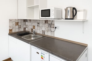 Réfrigérateur, micro-ondes, plaque de cuisson