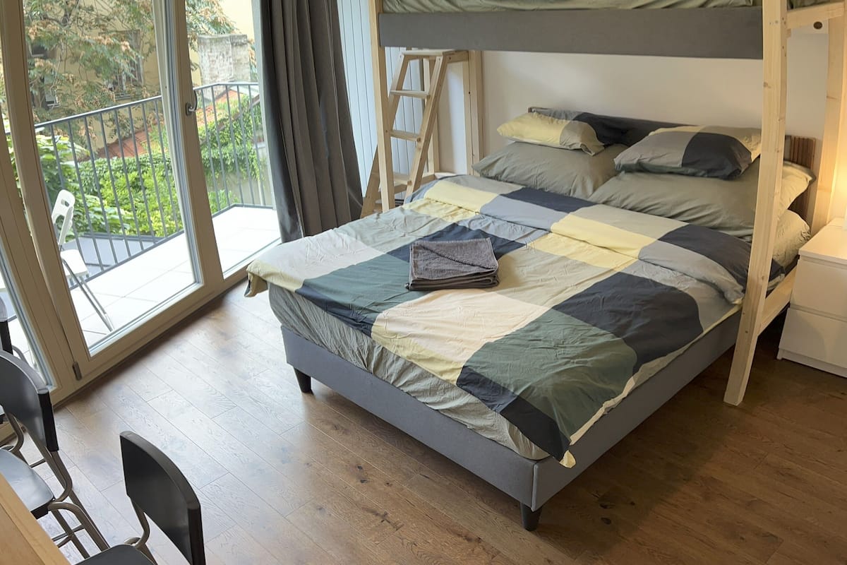 Apartment, Gartenblick | Schreibtisch, laptopgeeigneter Arbeitsplatz, Verdunkelungsvorhänge