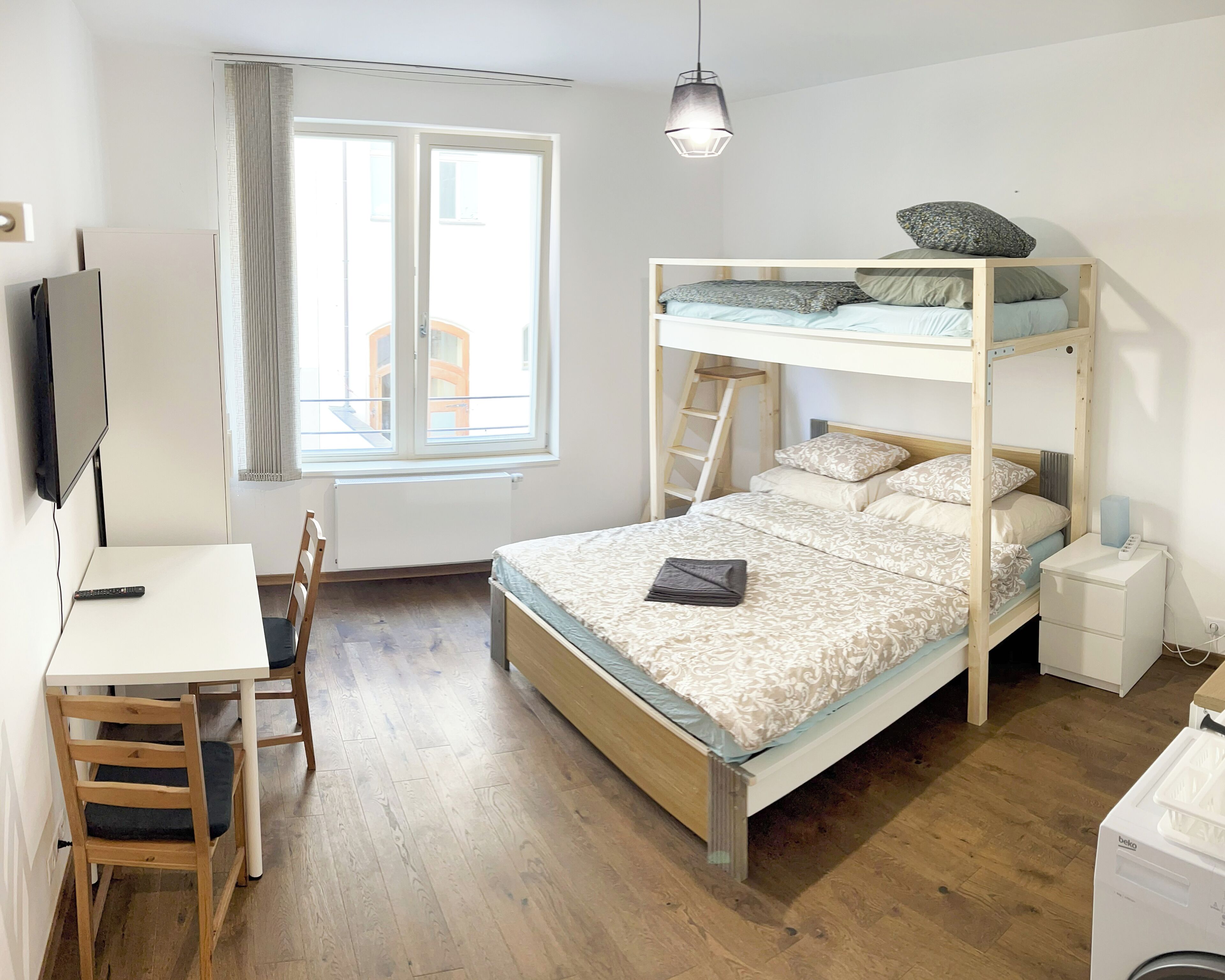 Escritorio, espacio para trabajar con un portátil, cortinas opacas