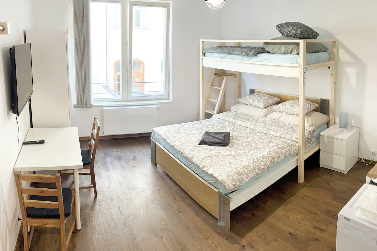 Schreibtisch, laptopgeeigneter Arbeitsplatz, Verdunkelungsvorhänge