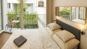 Superior appartement, aan de binnenplaats | Een bureau, een laptopwerkplek, verduisterende gordijnen