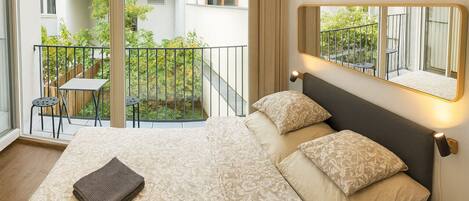 Escritorio, espacio para trabajar con laptop y cortinas blackout