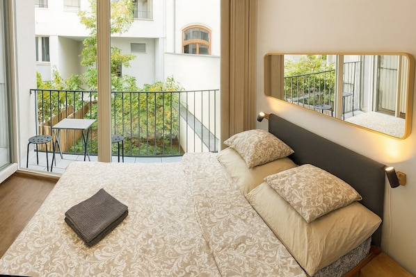 Appartement Supérieur, côté cour intérieure | Bureau, espace de travail pour ordinateur portable, rideaux occultants