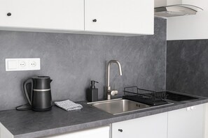 Superior appartement, uitzicht op tuin | Privékeuken | Een koelkast, een microgolfoven, een kookplaat, een waterkoker