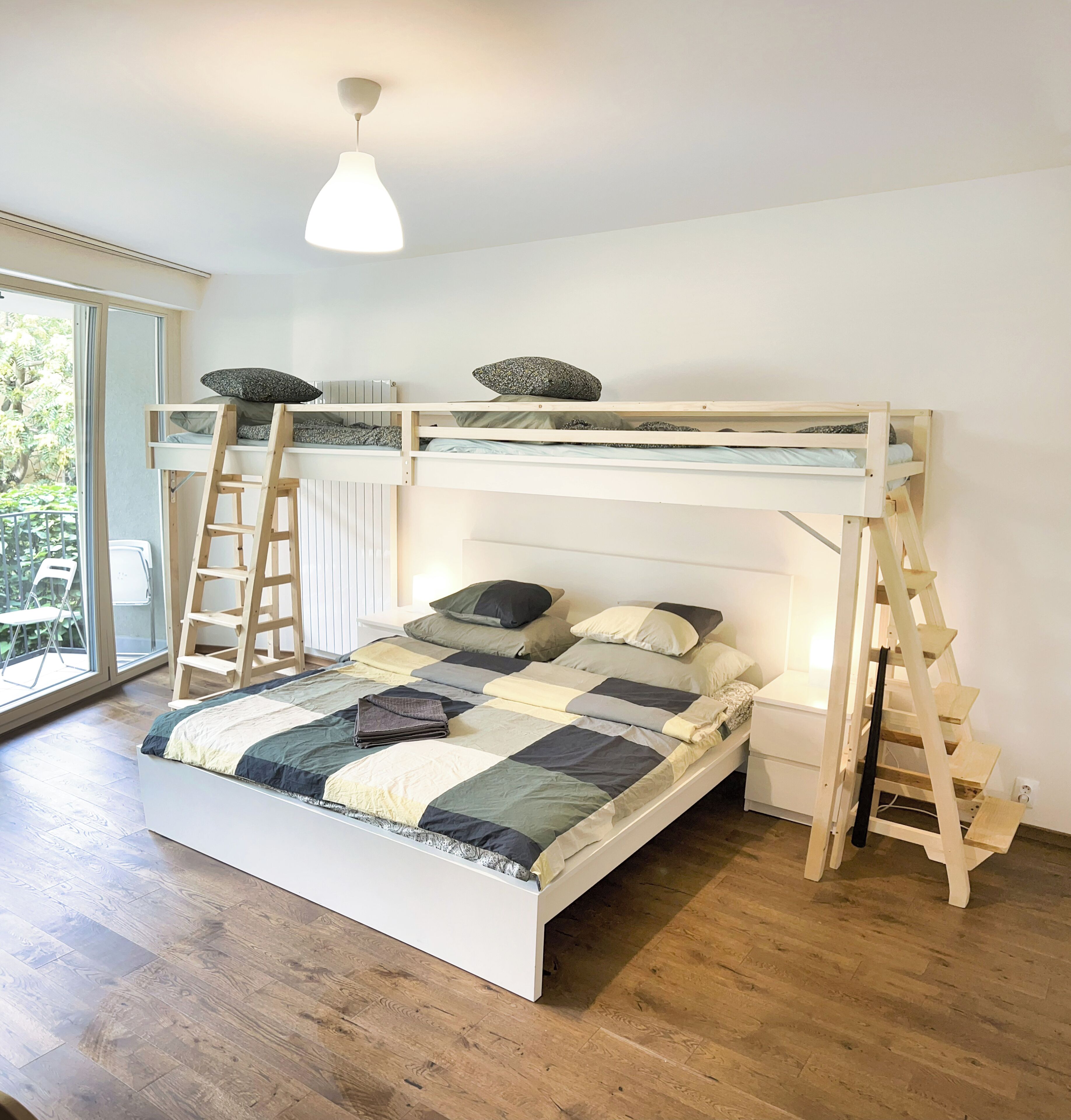 Apartamento superior, vistas al jardín | Escritorio, espacio para trabajar con un portátil, cortinas opacas