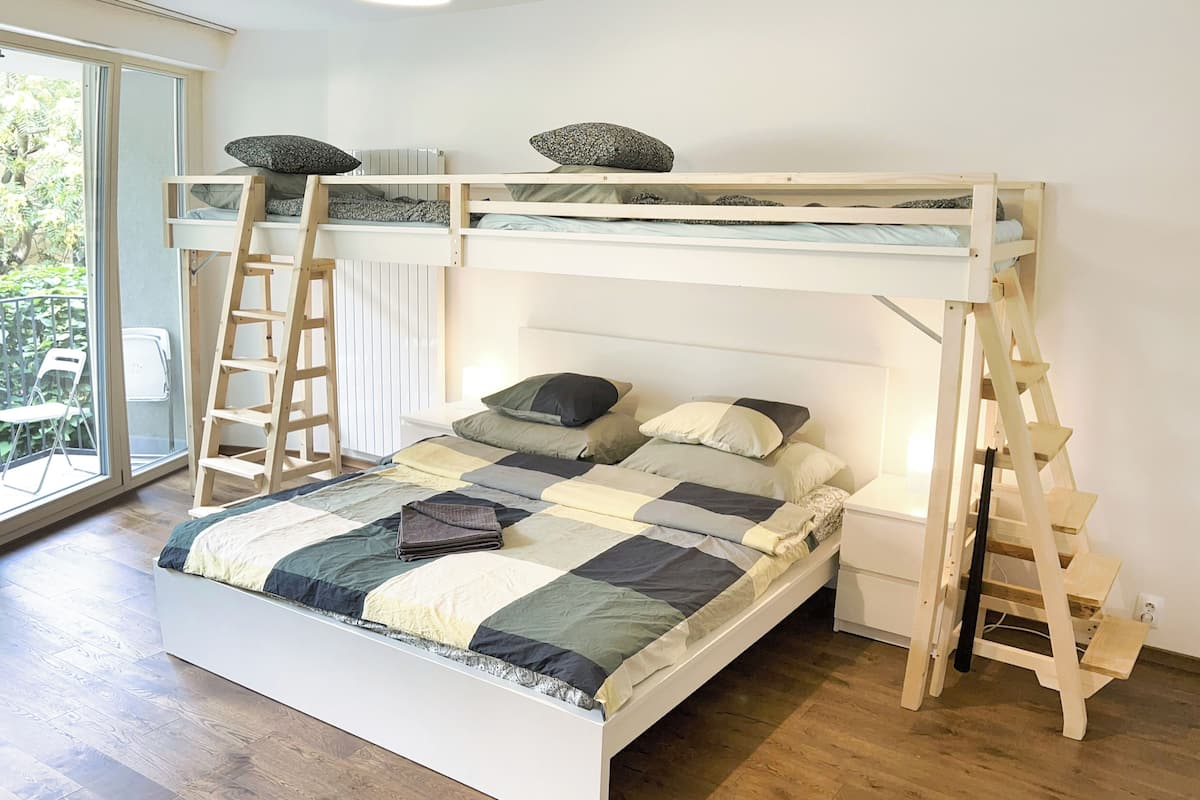 Superior-Apartment, Gartenblick | Schreibtisch, laptopgeeigneter Arbeitsplatz, Verdunkelungsvorhänge