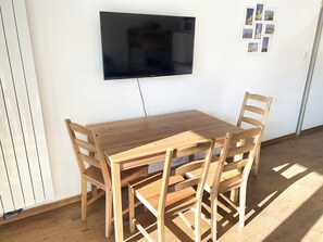 Schreibtisch, laptopgeeigneter Arbeitsplatz, Verdunkelungsvorhänge