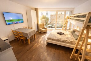 Superior appartement, uitzicht op tuin | Een bureau, een laptopwerkplek, verduisterende gordijnen