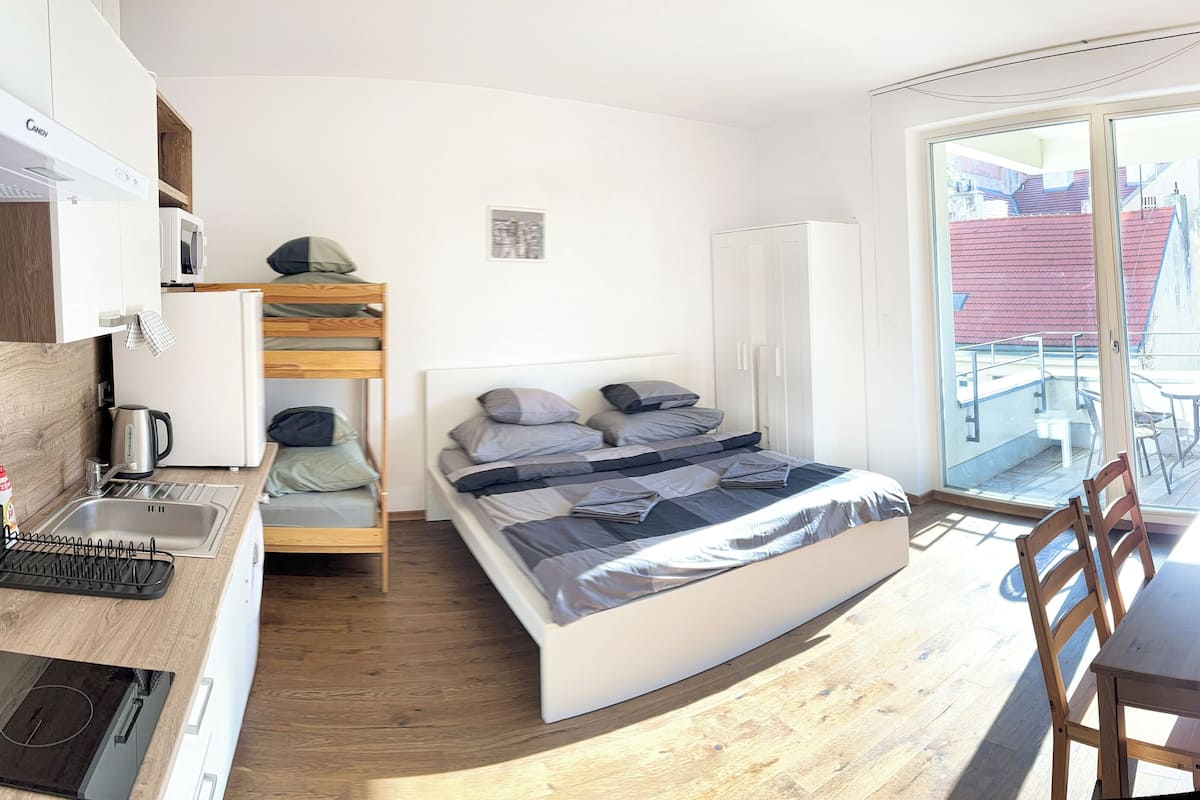 Apartment, Raucher, Gartenblick | Schreibtisch, laptopgeeigneter Arbeitsplatz, Verdunkelungsvorhänge