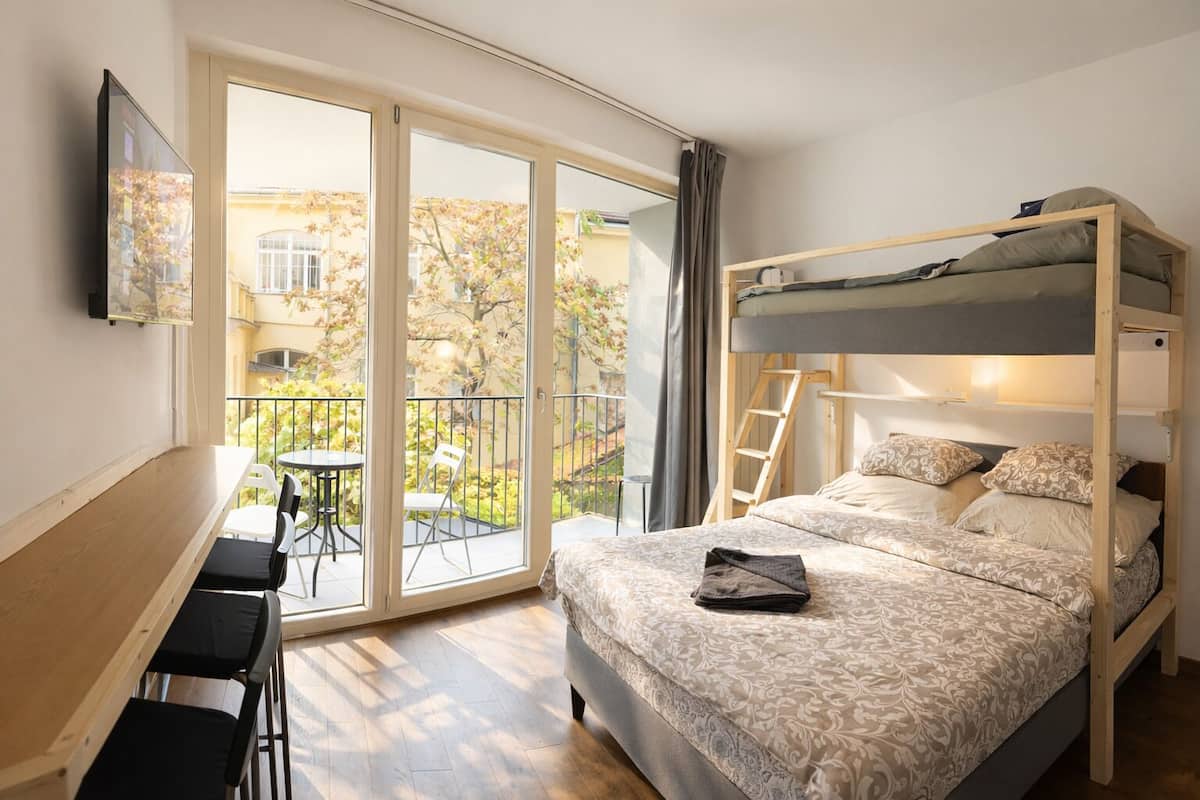 Apartment, Gartenblick | Schreibtisch, laptopgeeigneter Arbeitsplatz, Verdunkelungsvorhänge
