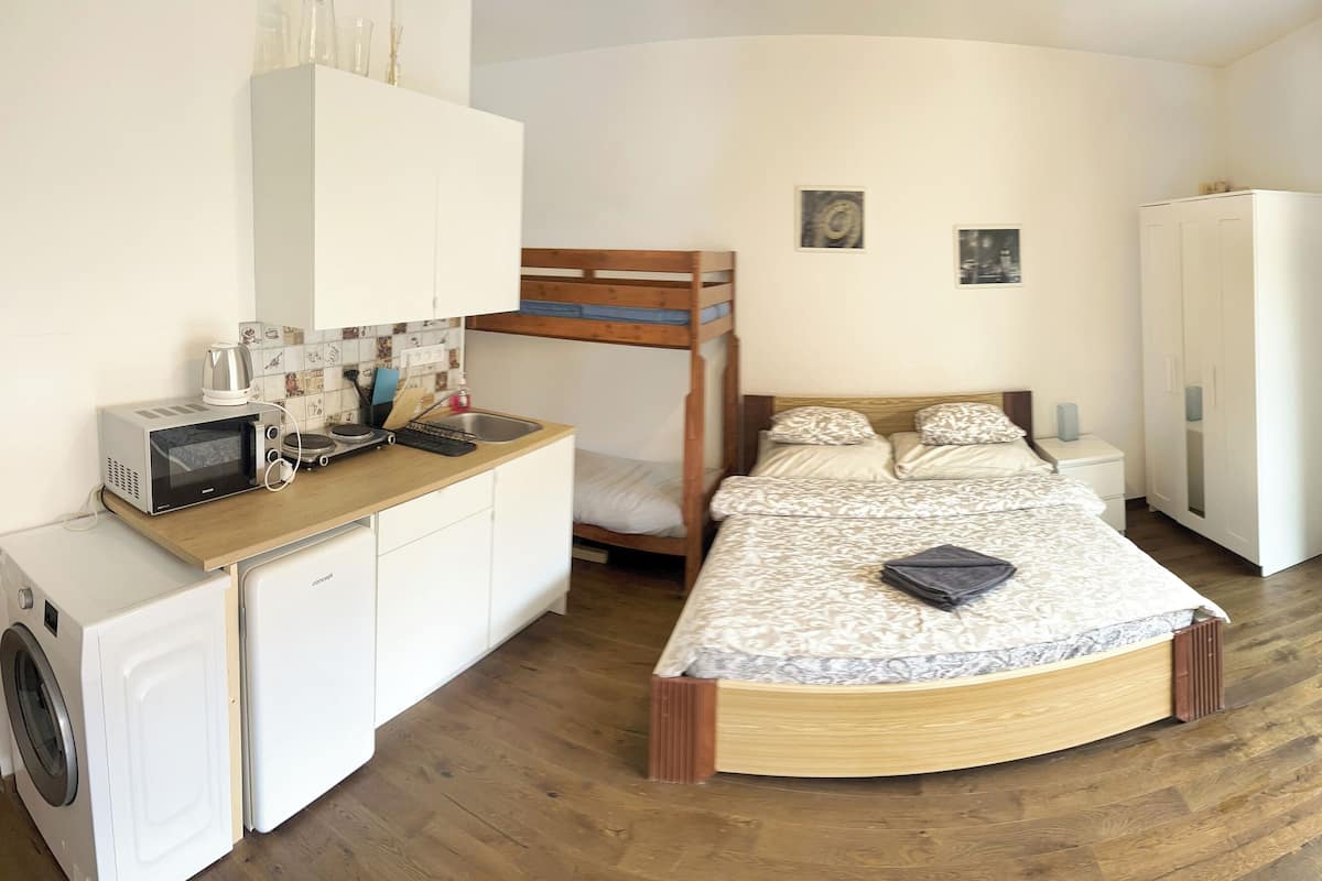 Superior-Apartment, Raucher, Gartenblick | Schreibtisch, laptopgeeigneter Arbeitsplatz, Verdunkelungsvorhänge