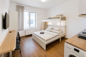 Comfort Apart Daire, Sigara İçilmez, Bahçe Manzaralı | Masa, dizüstü bilgisayar çalışma alanı, güneşlik/perde, ses yalıtımı 