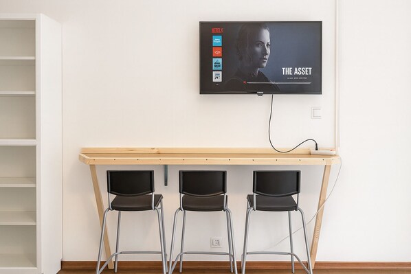 Appartement, uitzicht op tuin | Een bureau, een laptopwerkplek, verduisterende gordijnen