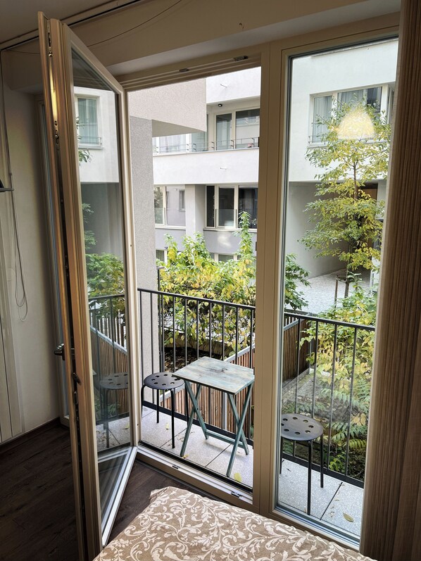 Superior-Apartment, zum Innenhof hin | Terrasse/Patio