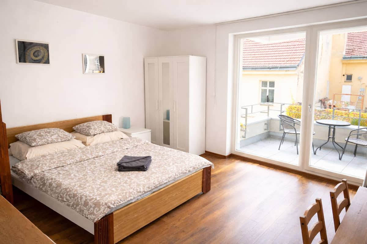 Bureau, espace de travail pour ordinateur portable, rideaux occultants