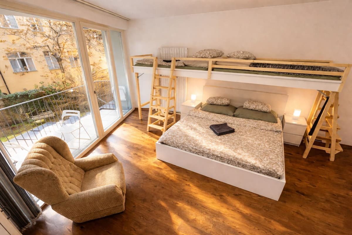 Superior-Apartment, Gartenblick | Schreibtisch, laptopgeeigneter Arbeitsplatz, Verdunkelungsvorhänge