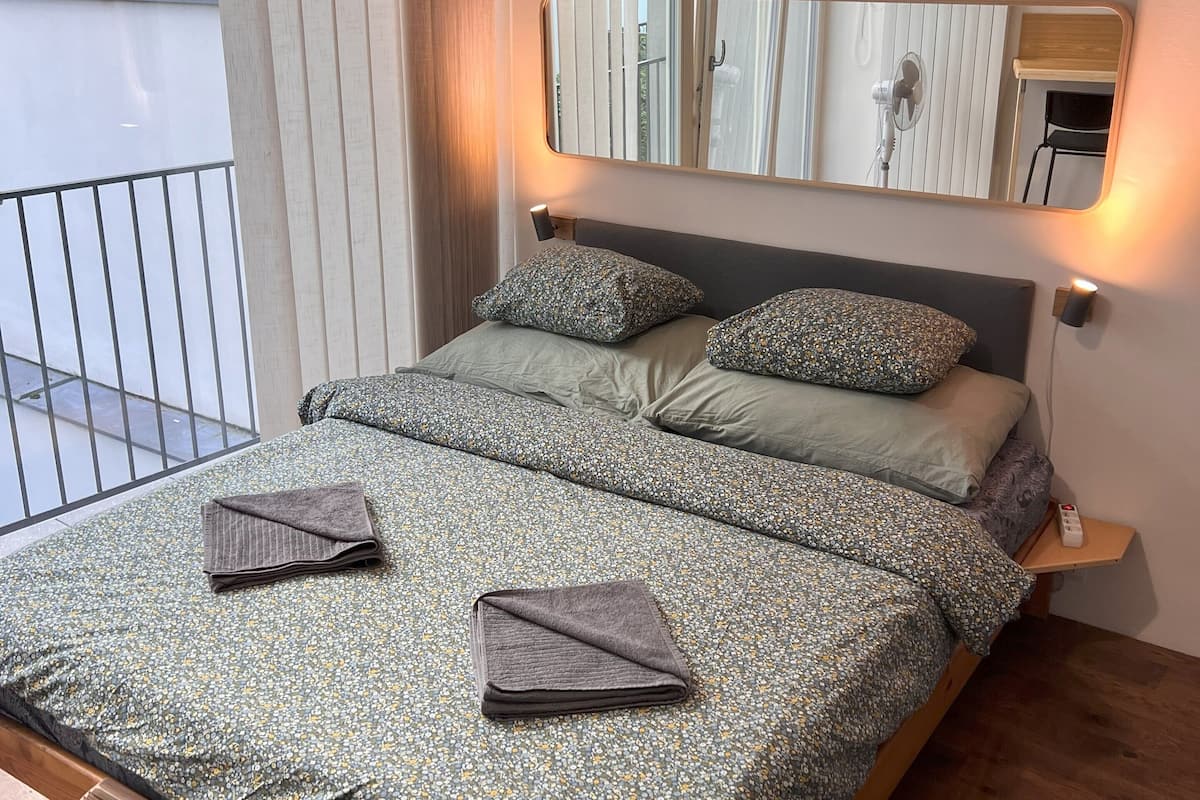 Superior-Apartment, zum Innenhof hin | Schreibtisch, laptopgeeigneter Arbeitsplatz, Verdunkelungsvorhänge