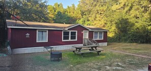 Outdoor dining - 6 miles from Renaissance Festival 3 Bedroom  2 Bath home on 2 acres (Navasota)