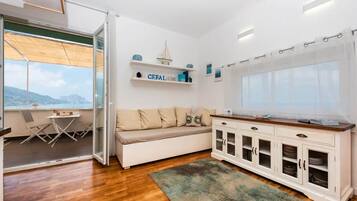 Un espacio habitable funcional con sofá, mesa de comedor y armarios.