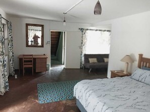 3 slaapkamers, een strijkplank/strijkijzer, wifi, beddengoed