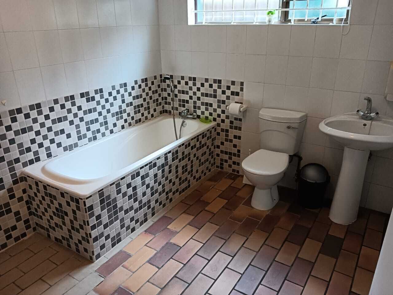 Douche, serviettes fournies, papier toilette