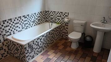 Een douche, handdoeken, toiletpapier