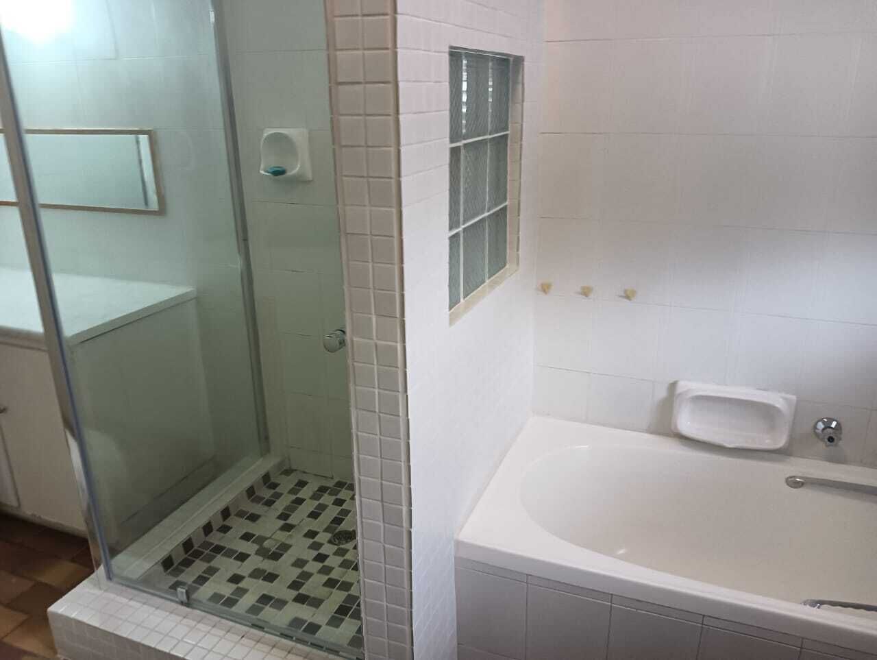 Regadera, toallas, papel de baño 