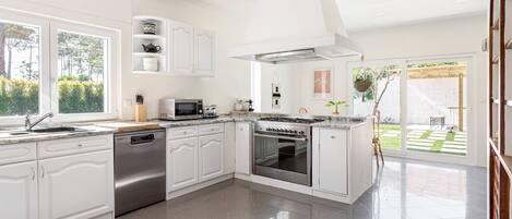 Køleskab, mikrobølgeovn, ovn, kogeplade