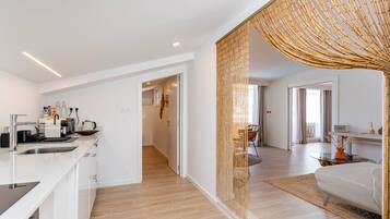 Geladeira, fogão, cooktop, cafeteira/chaleira