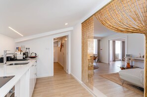 ثلاجة، فرن، موقد طهي مسطح، ماكينة لصنع القهوة/الشاي