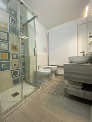 Shower, hair dryer, bidet, towels - Casa & Putia, located in Palermo's Rambla, 200m from the Politeama Theater (Palermo)