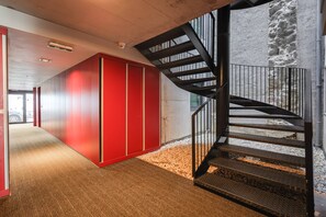 المنشأة من الداخل