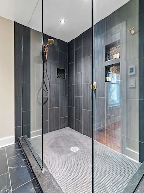 Douche, sèche-cheveux, shampoing