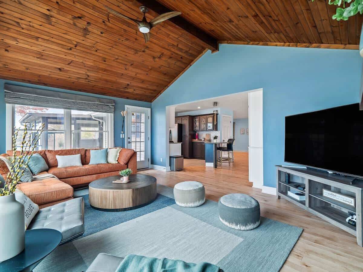 TV, fireplace, offices