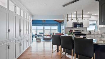 冰箱、微波炉、烤箱、炉灶