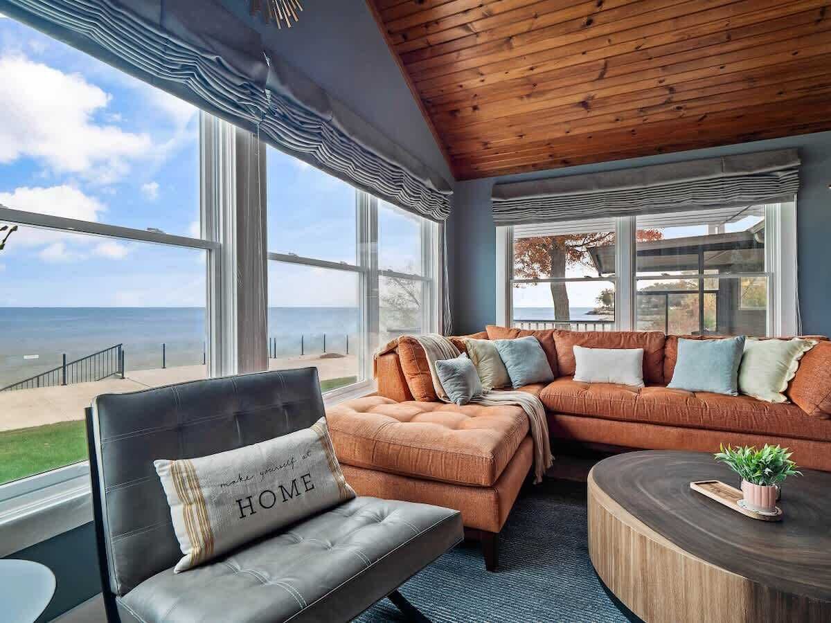 Televisión, chimenea y oficina 