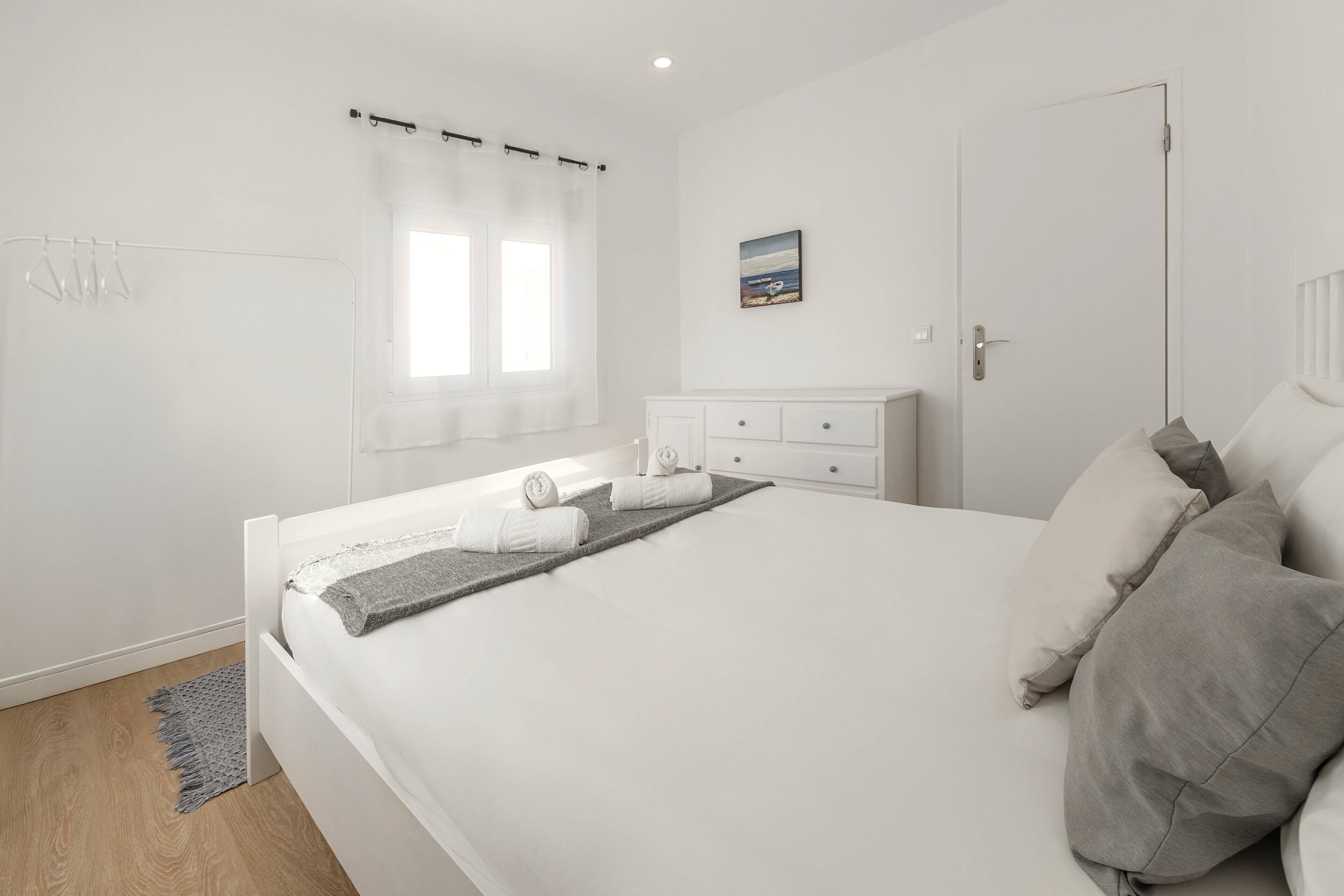 2 عدّة غرف نوم ومكواة/لوح كي وسرير سفر وواي فاي