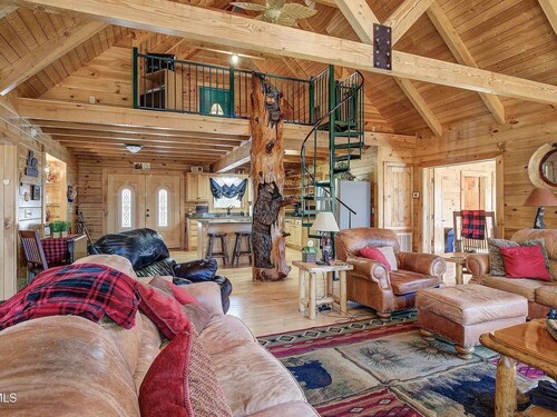 Skyline Lodge, beautiful lodge home with mountain and lake view