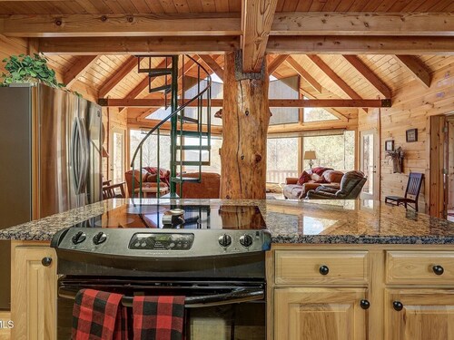 Skyline Lodge, beautiful lodge home with view at the mountains and lake