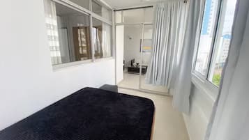 Tabla de planchar con plancha, wifi y ropa de cama
