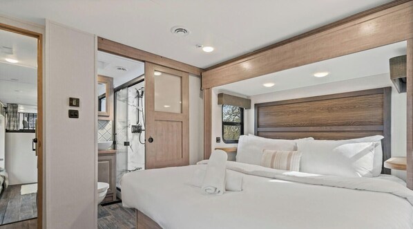 6 bedrooms, desk, iron/ironing board, WiFi - Modern Austin Pool House | Hot Tub, Sauna, Gym & RV | Pet-Friendly Southwest Gem (Austin)