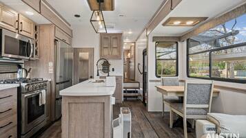 Kühlschrank, Mikrowelle, Ofen, Herdplatte