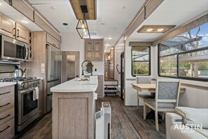 雪櫃、微波爐、焗爐、爐具