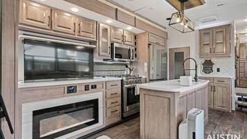 Kühlschrank, Mikrowelle, Ofen, Herdplatte