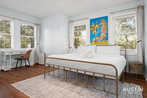 6 bedrooms, desk, iron/ironing board, WiFi