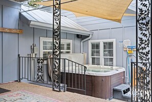 Outdoor spa tub - Modern Austin Pool House | Hot Tub, Sauna, Gym & RV | Pet-Friendly Southwest Gem (Austin)