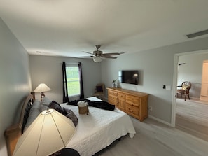 3 عدّة غرف نوم ومكواة/لوح كي وواي فاي وملاءات أسرّة