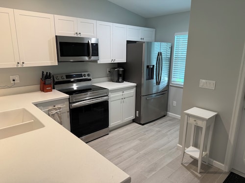 3-bedroom house in charming Stuart with AC, fitness room. Start relaxing